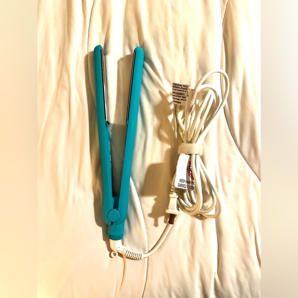 Moroccanoil Perfectly Polished Titanium Flat Iron - Picture 4 of 6